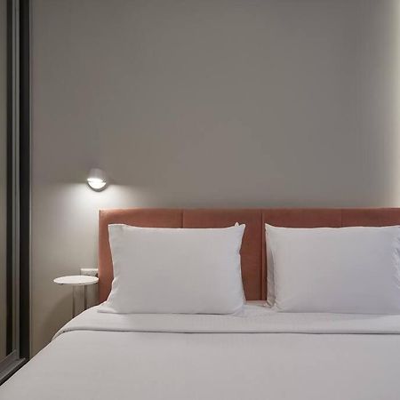 Appartamento Little Gem: Modern Urban Retreat Atene Esterno foto