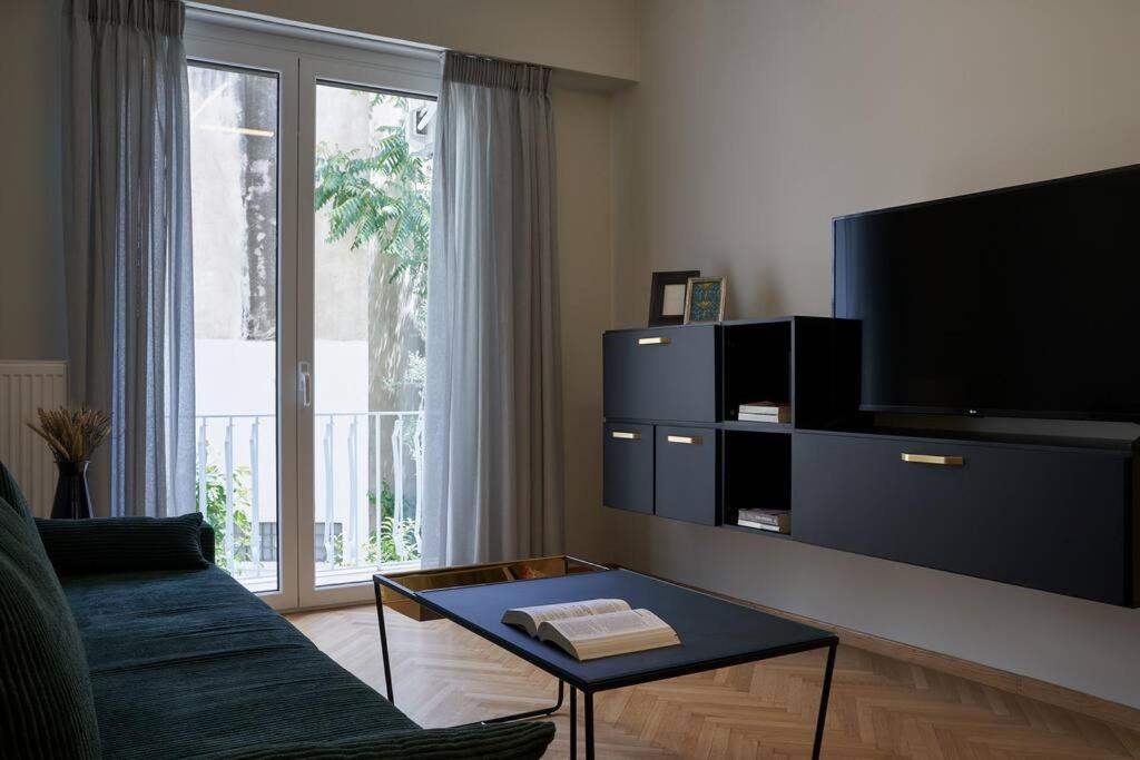 Appartamento Little Gem: Modern Urban Retreat Atene Esterno foto