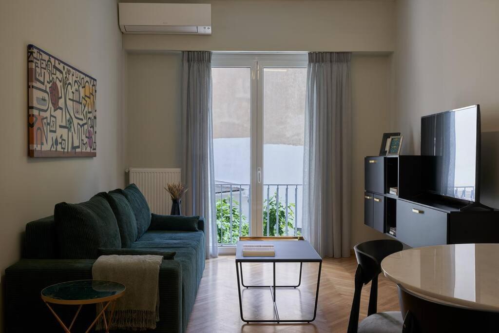 Appartamento Little Gem: Modern Urban Retreat Atene Esterno foto