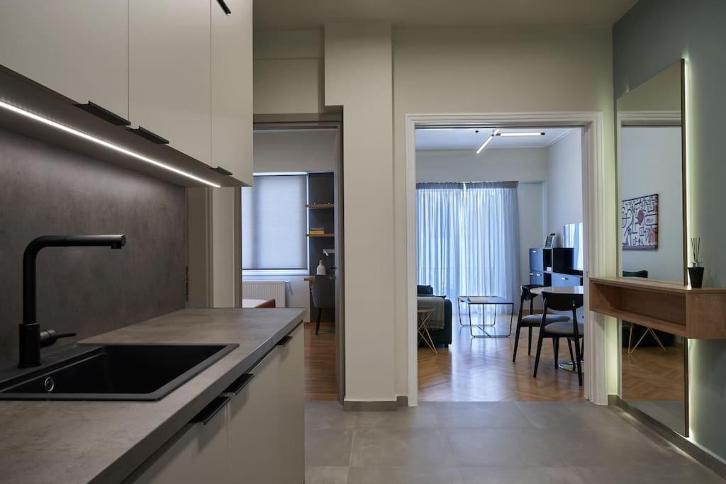 Appartamento Little Gem: Modern Urban Retreat Atene Esterno foto
