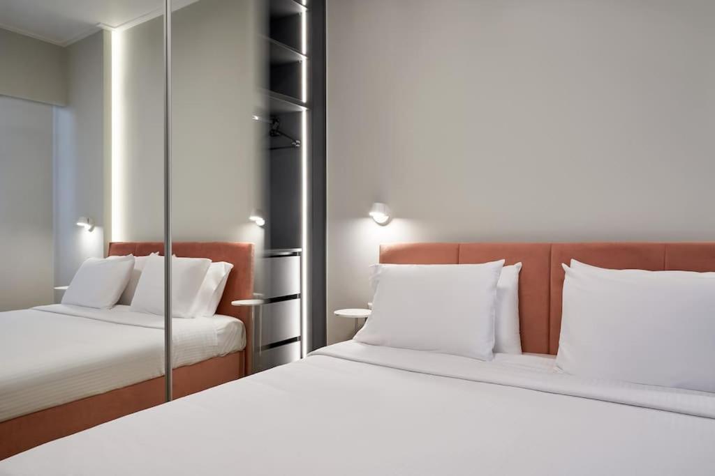 Appartamento Little Gem: Modern Urban Retreat Atene Esterno foto