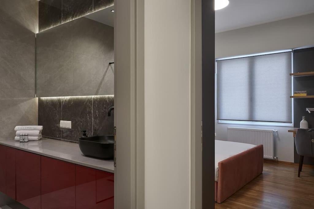 Appartamento Little Gem: Modern Urban Retreat Atene Esterno foto