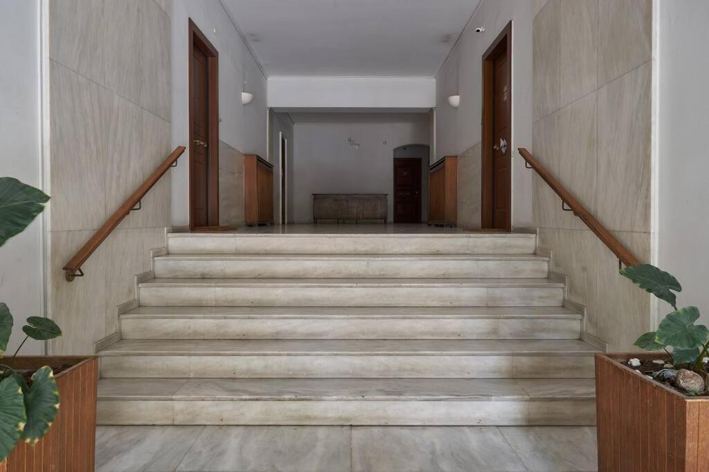 Appartamento Little Gem: Modern Urban Retreat Atene Esterno foto