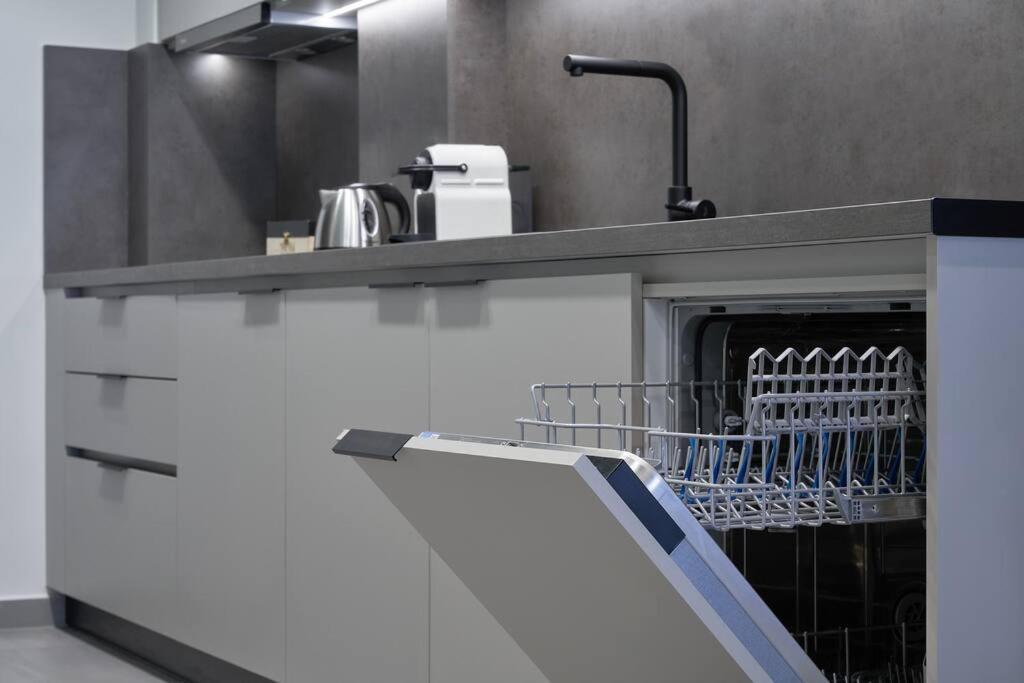 Appartamento Little Gem: Modern Urban Retreat Atene Esterno foto