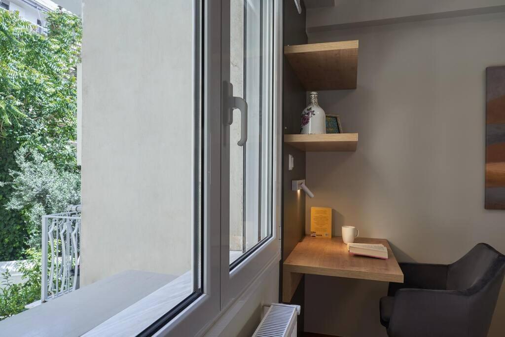 Appartamento Little Gem: Modern Urban Retreat Atene Esterno foto