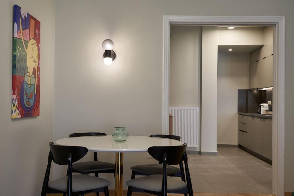 Appartamento Little Gem: Modern Urban Retreat Atene Esterno foto